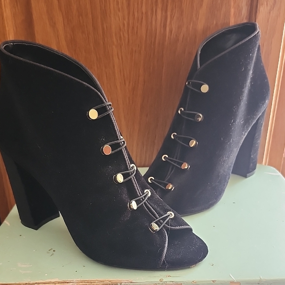 Vince Camuto Seranta Black Velvet Open Toe Heeled Booties Size 9